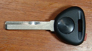 фото ключа mitsubishi HU56 с местом под чип